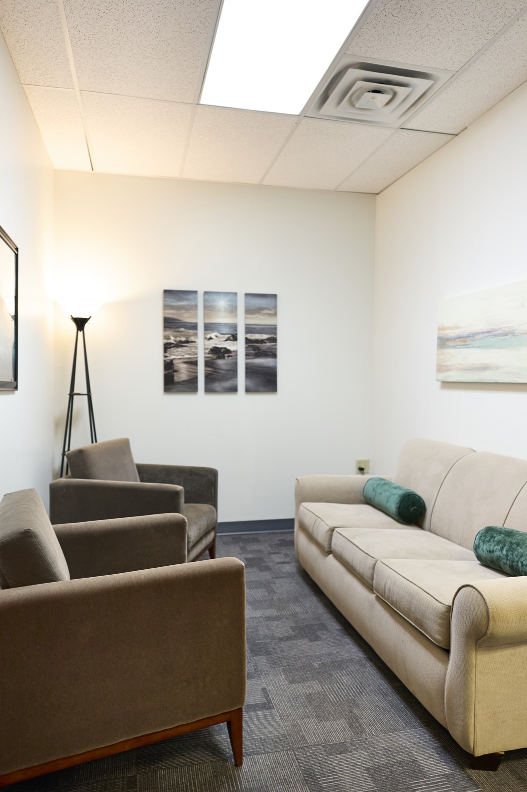Outpatient therapy lounge for addiction treatment at RD Outpatient Rehab